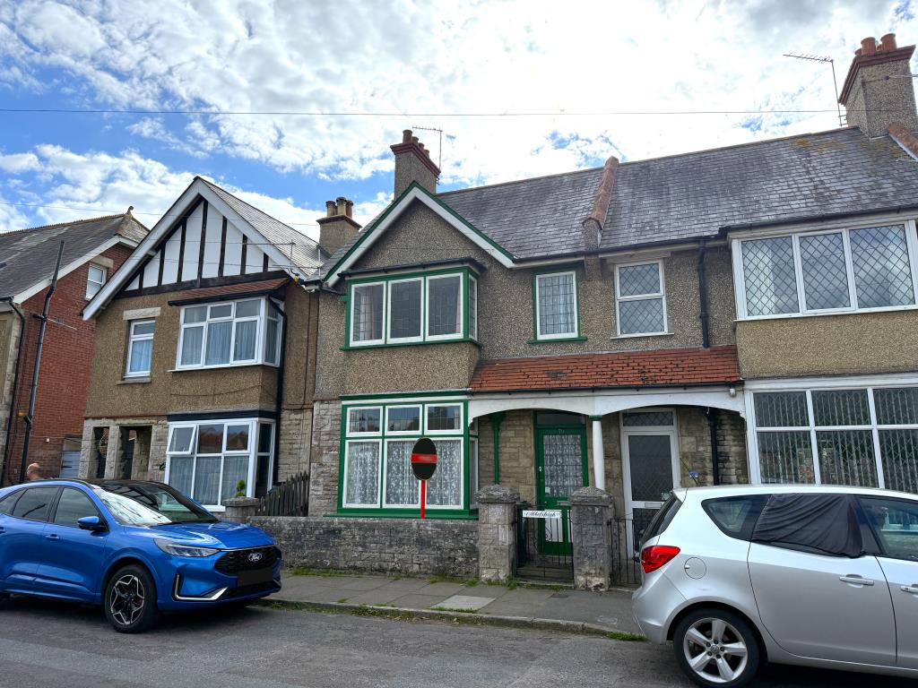 Lot: 106 - THREE-BEDROOM HOUSE IN NEED OF IMPROVEMENT - Front of property from road